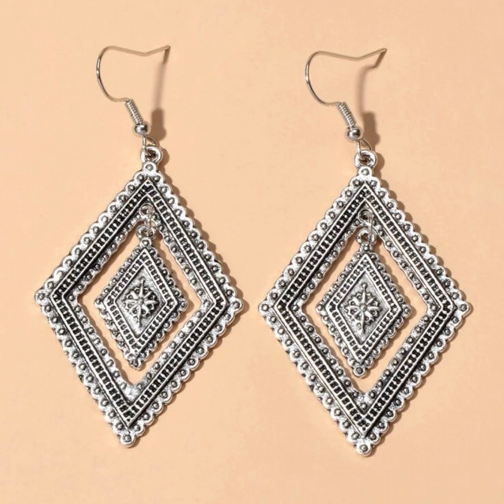 🌸 3 for $12 Drop Earrings